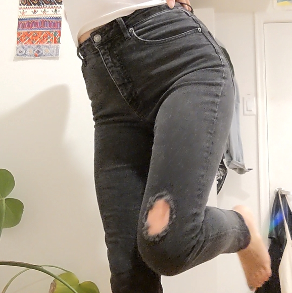 Black skinny jeans with tasteful hole - Picture 3 of 3